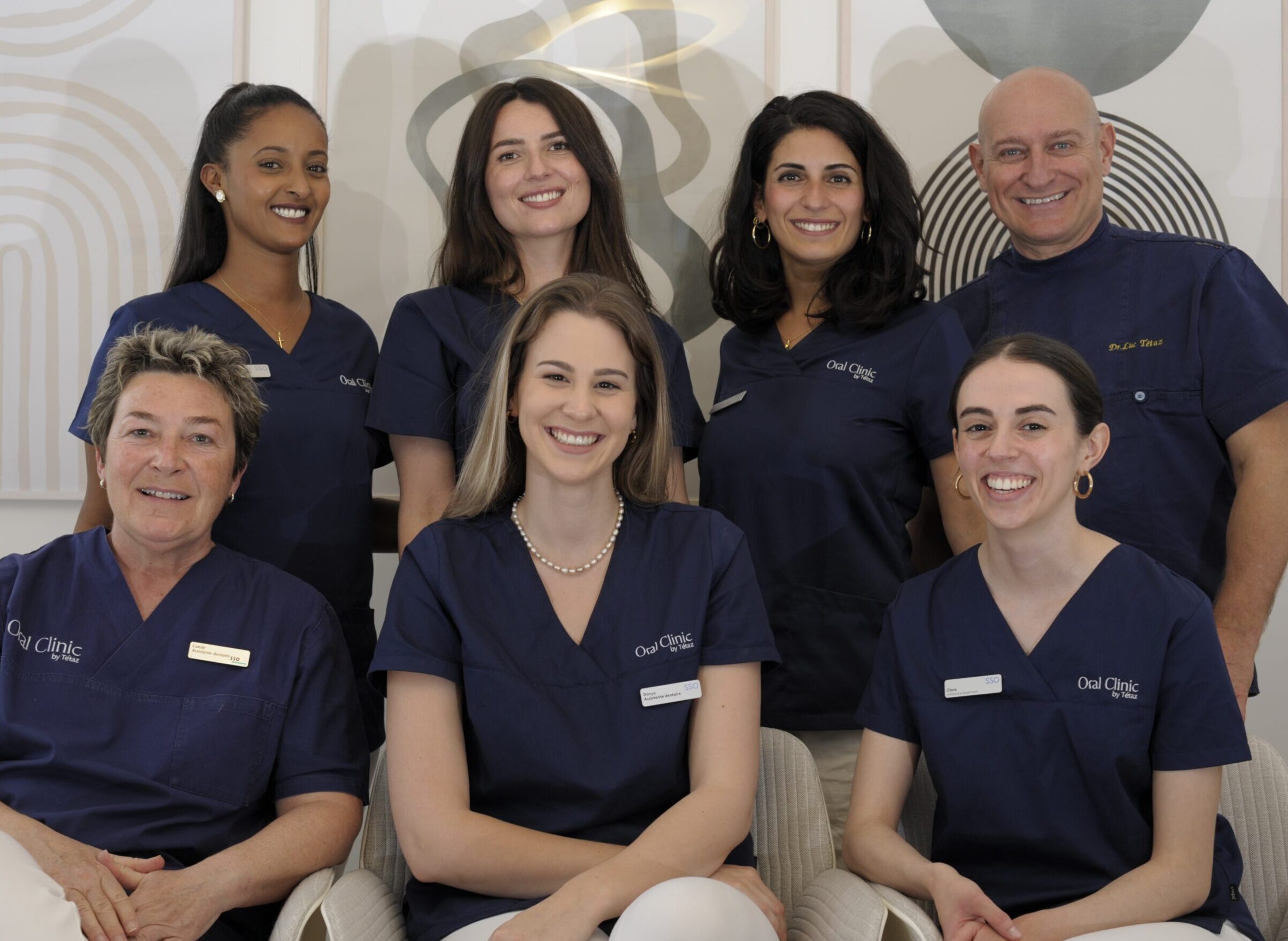 L'équipe de dentistes, hygiénistes dentaires, assistantes dentaires, assistantes en prophylaxie dentaire et apprenties d'Oral Clinic by Tétaz