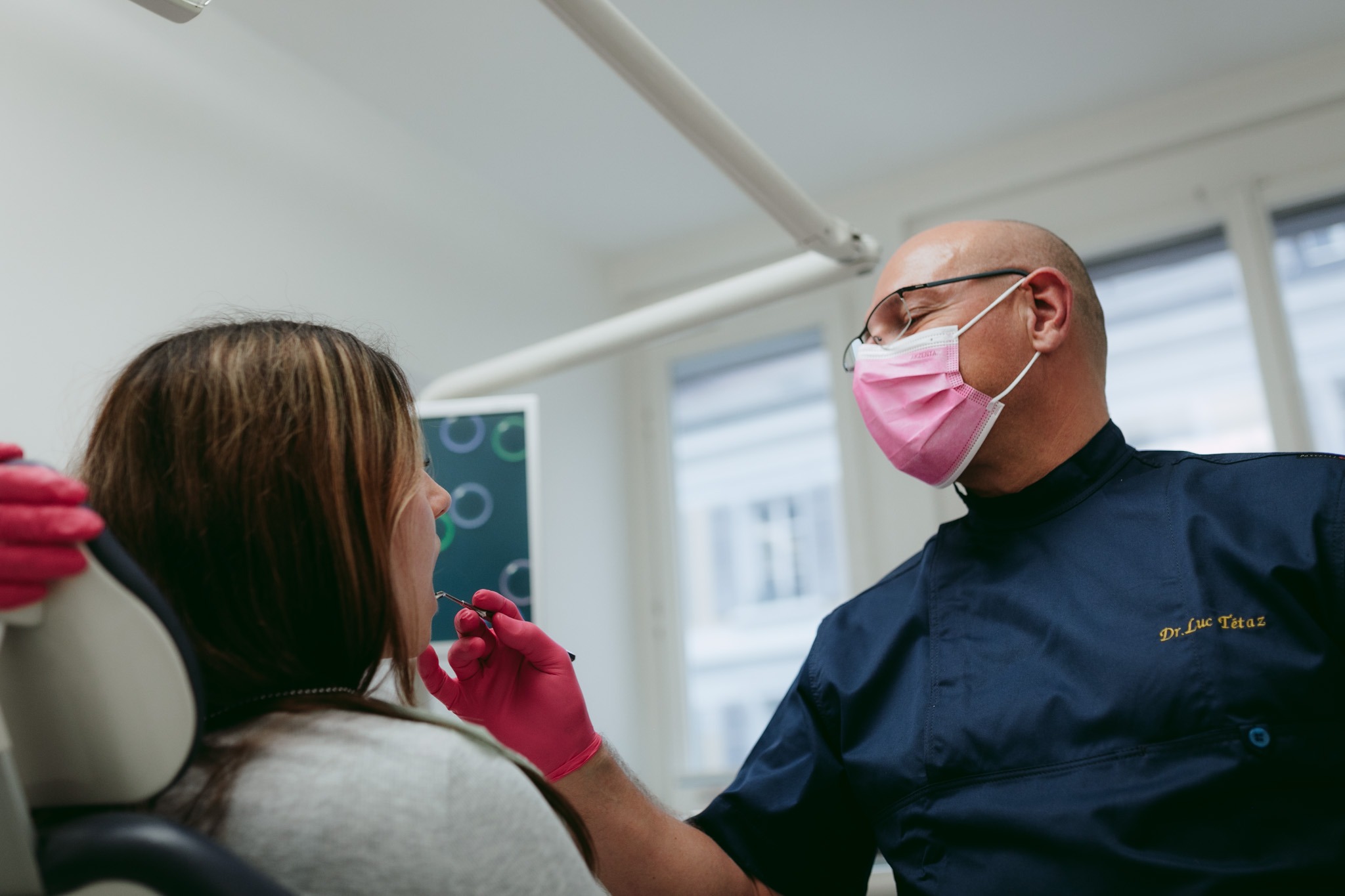 Dr Luc Tétaz procédant à des soins dentaires sur une patiente